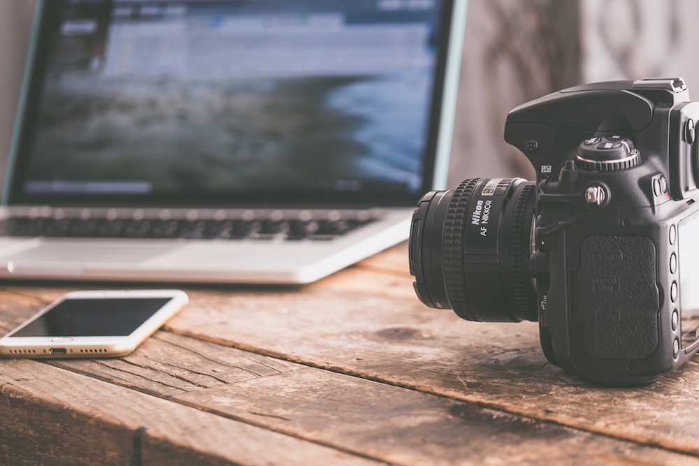 tool per i social: laptop, camera e smartphone